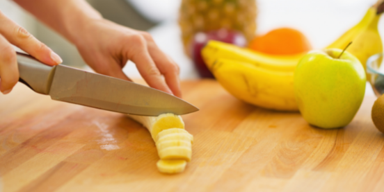 couteau qui coupe une banane 