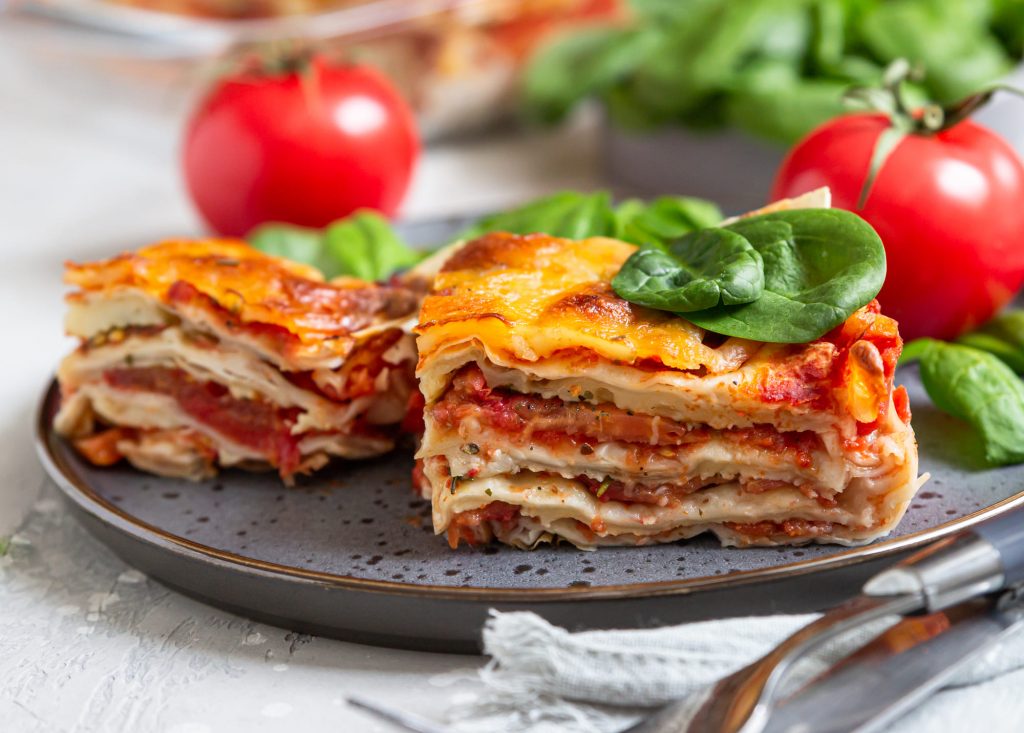 lasagnes à la tomate sur une assiette 