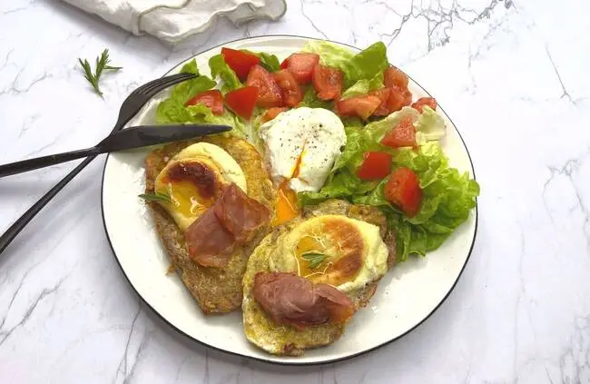 Recette Salade pain perdu, crottin de chèvre, œufs pochés et pancetta, plaisir de cuisiner au quotidien.