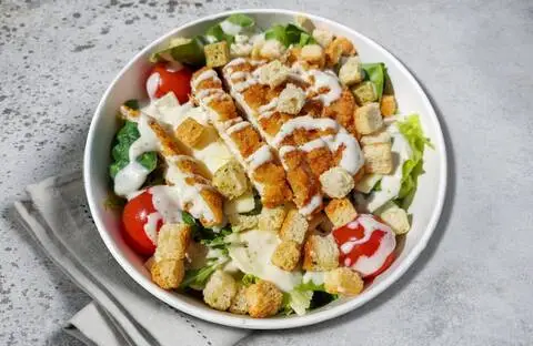 Recette de Salade Caesar au poulet croustillant