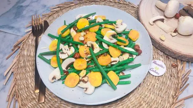 Recette Salade de haricots verts aux noisettes et champignons - Quenelles poêlées, plaisir de cuisiner au quotidien.