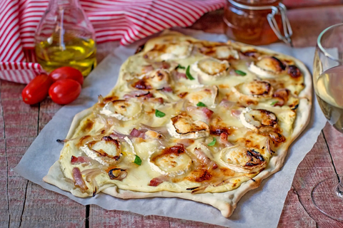 Recette de Pizza bergère chèvre-miel-noix-lardons, roquette