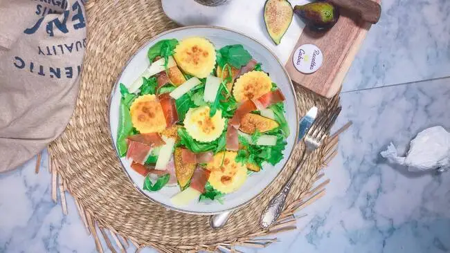 Recette Salade du berger aux ravioles poêlées, figues, jambon cru, plaisir de cuisiner au quotidien.