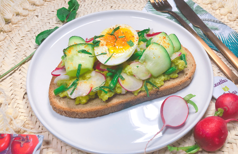 Recette de Avocado toast aux légumes croquants, œuf mollet - Salade