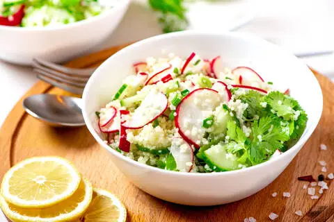 Recette de Salade de boulgour au radis et au concombre - Carpaccio de tomates