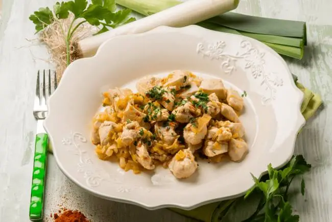 Recette Émincé de volaille aux poireaux et graines de sésame (SG), plaisir de cuisiner au quotidien.
