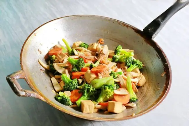 Recette Wok de petits légumes et tofu aux herbes fraîches (SG)