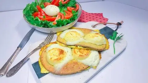 Recette de Salade au pain perdu, chèvre frais, œufs pochés - Avocats