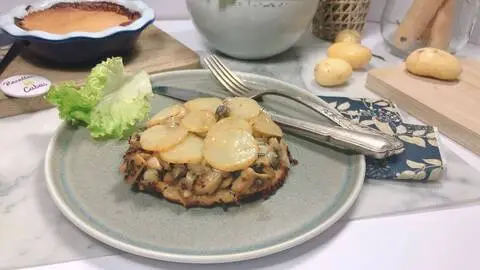 Recette de Tarte tatin de ratte, reblochon et champignons - Salade