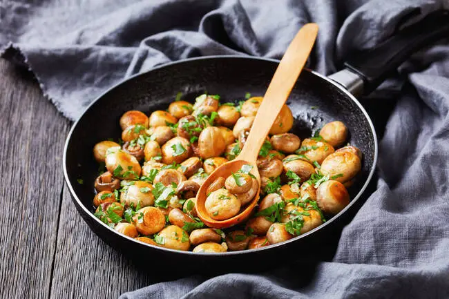 Recette Poêlée de châtaignes, champignons sautés en persillade (SG), plaisir de cuisiner au quotidien.