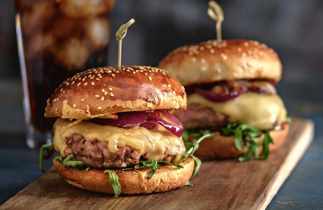 Recette Hamburger à la tomme de Savoie, bacon et salade, plaisir de cuisiner au quotidien.