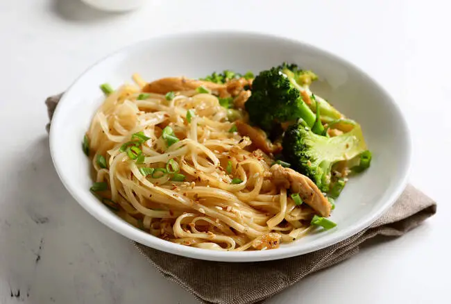 Recette Wok de brocolis et champignons laqués, nouilles chinoises, plaisir de cuisiner au quotidien.