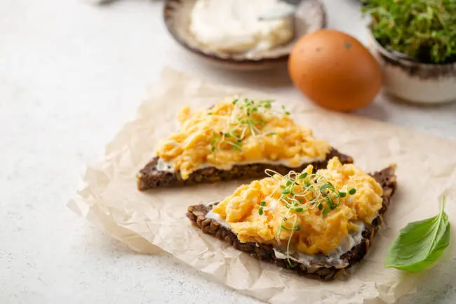 Recette Smorrebrod (toast danois au fromage et œufs brouillés), Coleslaw