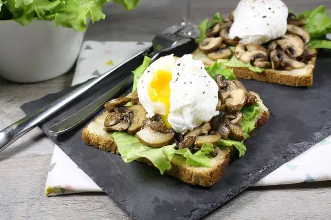 Recette Tartine aux champignons et œufs pochés, salade verte