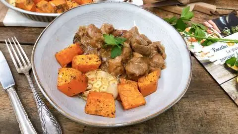 Recette de Sauté de porc au cidre, patates douces et ail rôtis