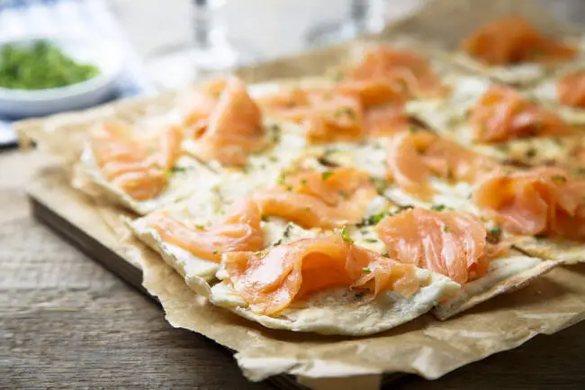 Recette Pizza blanche au saumon fumé - Roquette, plaisir de cuisiner au quotidien.