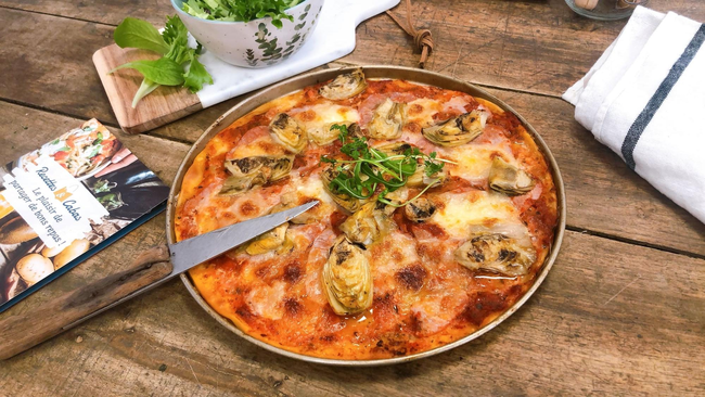 Recette Pizza aux artichauts grillés, mozzarella et chorizo, salade, plaisir de cuisiner au quotidien.