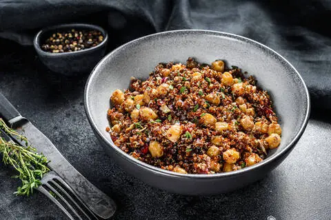 Recette de Salade de quinoa toute rouge aux noisettes grillées et cranberries - Pommes de terre sautées (SG)