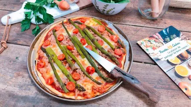 Recette Pizza thon, asperges et mozzarella, salade verte, plaisir de cuisiner au quotidien.