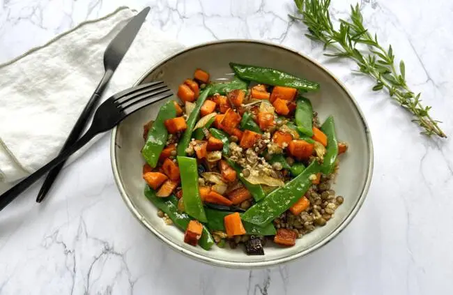 Recette Salade tiède lentilles, quinoa, patate douce et légumes verts, plaisir de cuisiner au quotidien.