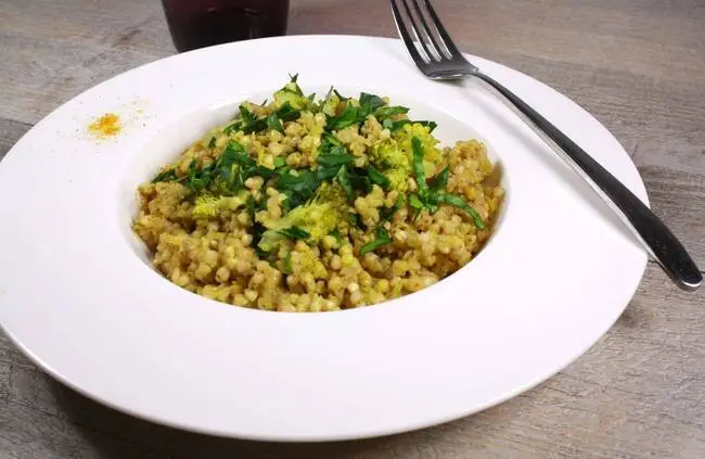 Recette Sarrasin aux brocolis, noisettes dorées et crème de riz épicée (SG), plaisir de cuisiner au quotidien.