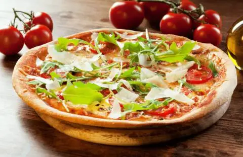 Recette de Pizza aux tomates, roquette parmesan - Salade