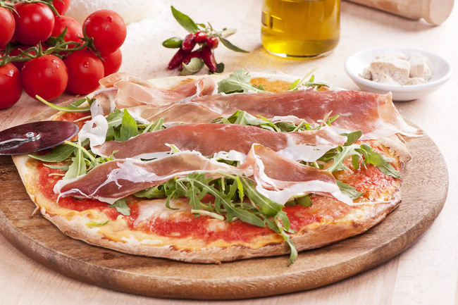 Recette Pizza au jambon cru et à la tomme de Savoie - Salade, plaisir de cuisiner au quotidien.