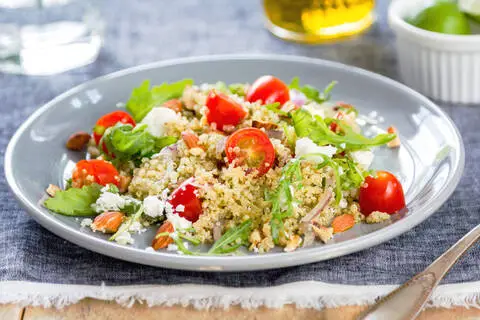 Recette de Salade de quinoa aux courgettes, feta et herbes, roquette (SG)