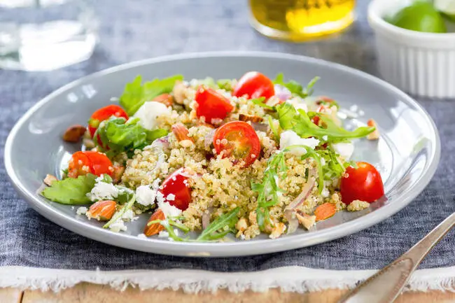 Recette Salade de quinoa aux courgettes, feta et herbes, roquette (SG), plaisir de cuisiner au quotidien.