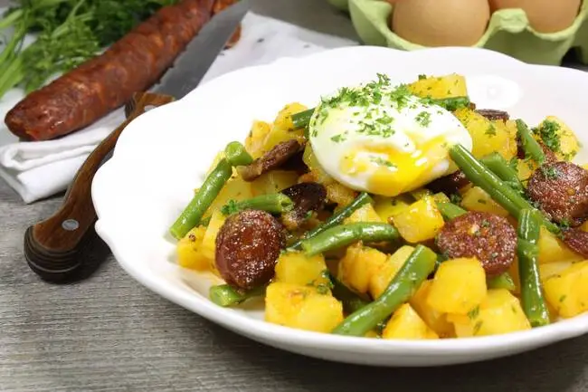 Recette Salade tiède de pommes de terre et haricots au chorizo doux, œufs mollets, plaisir de cuisiner au quotidien.