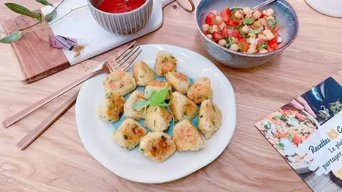 Recette de Bouchées croustillantes boulgour-tomme de brebis - Salade tomates-pois chiche BIO