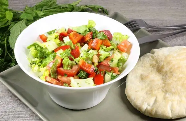Recette Salade libanaise aux herbes fraiches et pain pita, plaisir de cuisiner au quotidien.