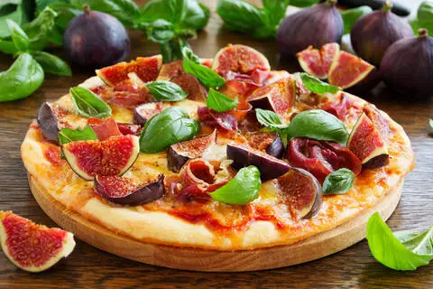 Recette de Pizza de saison aux figues fraiches-mozzarella-jambon cru - Melon