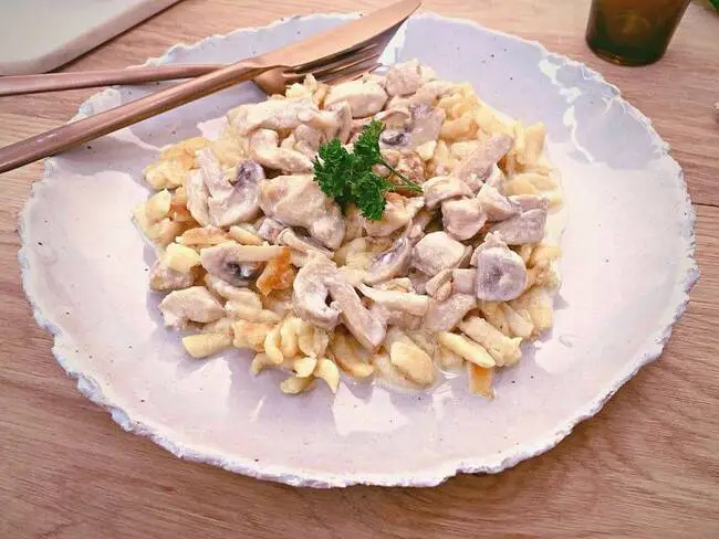 Recette Spaetzles crémeuses poulet-champignons, plaisir de cuisiner au quotidien.