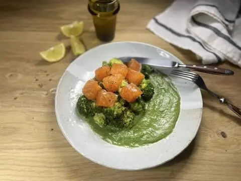 Recette de Saumon mariné, brocoli et sauce à l'oseille