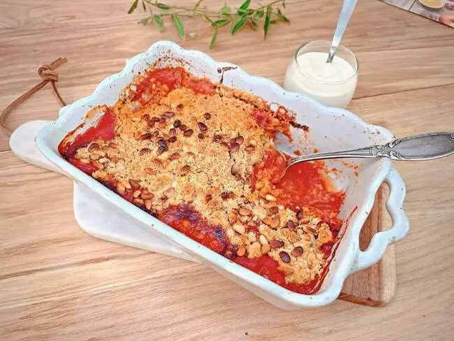Recette Crumble pignons-parmesan aux tomates - Panisse poêlé, plaisir de cuisiner au quotidien.