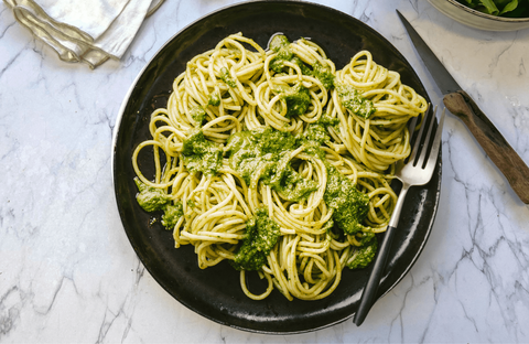 Recette de Spaghettis au pesto basilic-amandes - Guacamole maison