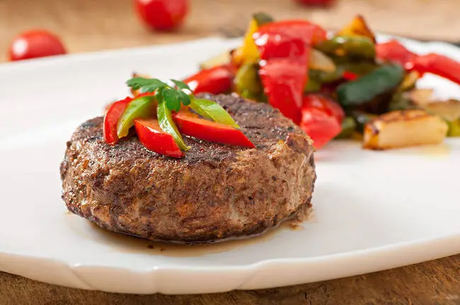 Recette Steak haché de veau à la duxelle de champignons, poêlée de légumes anciens (SG), plaisir de cuisiner au quotidien.