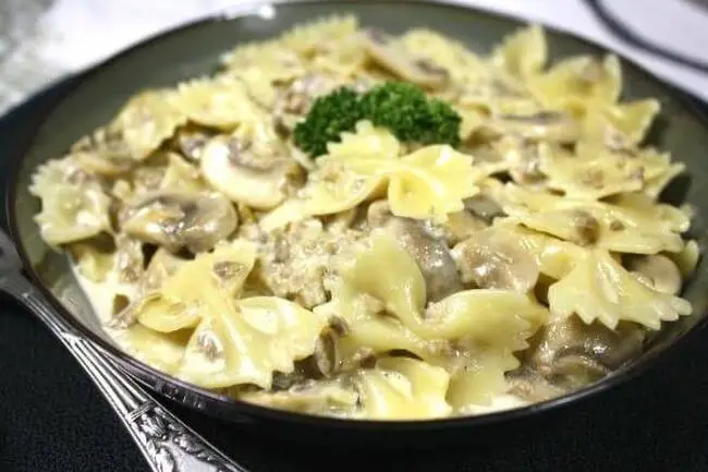 Recette Farfalles sauce crémeuse d'olive vertes et champignons, plaisir de cuisiner au quotidien.