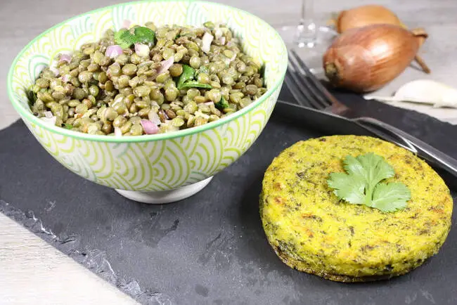 Recette Salade tiède de lentilles vertes aux échalotes - Galette de polenta (SG), plaisir de cuisiner au quotidien.