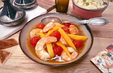 Recette de Crevettes aux épices douces  tomates cerises-mangue - Couscous