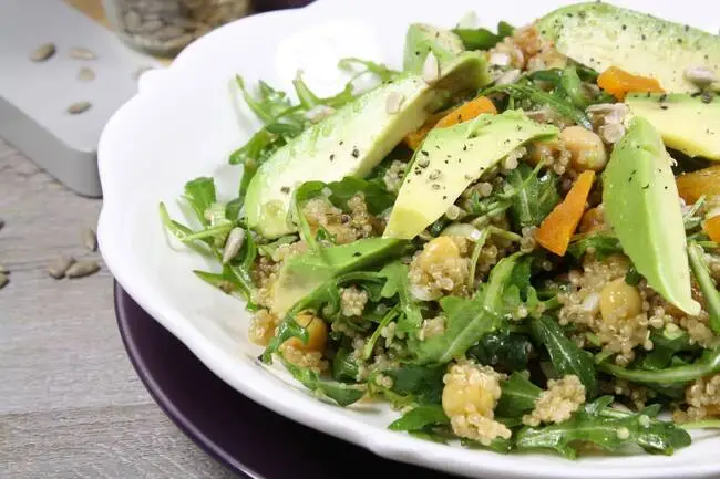 Recette Salade gourmande de quinoa à l'avocat et aux abricots secs (SG), plaisir de cuisiner au quotidien.