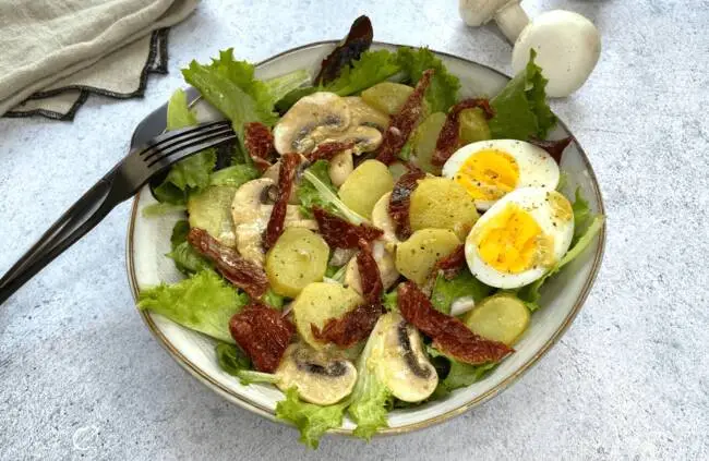 Recette Salade tiède de pommes de terre aux tomates séchées, œufs, plaisir de cuisiner au quotidien.