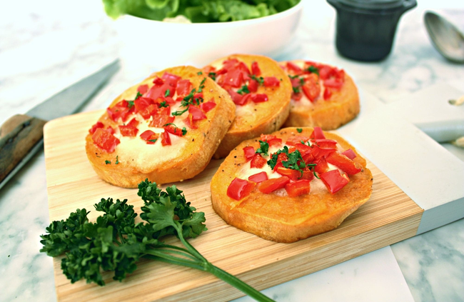 Recette Mini-pizza de patate douce, poivron, comté - Salade (SG), plaisir de cuisiner au quotidien.