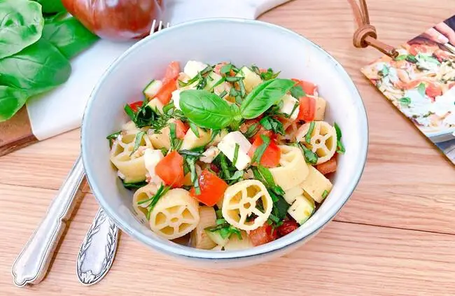 Recette Salade estivale pâtes ruote aux 2 tomates & chèvre, plaisir de cuisiner au quotidien.