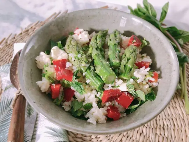 Recette Salade estivale de riz aux asperges vertes et feta (SG), plaisir de cuisiner au quotidien.