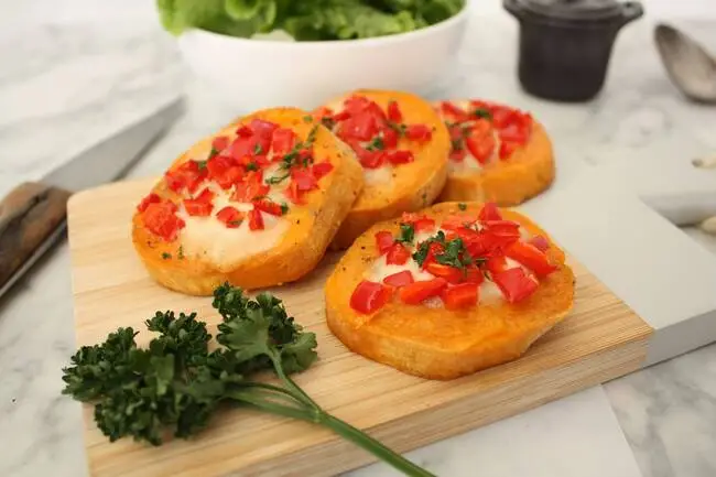 Recette Mini-pizza de patate douce, poivron, comté - Salade (SG), plaisir de cuisiner au quotidien.