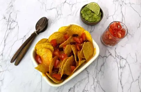 Recette de Nachos gratinés au cheddar, guacamole et tomates fraîches