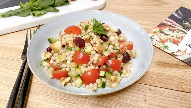Recette Salade de pâtes perles aux courgettes, noix et herbes, plaisir de cuisiner au quotidien.
