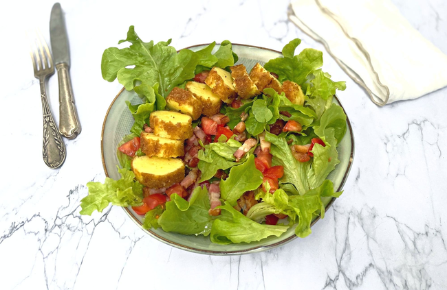 Recette Salade complète aux quenelles panées-lardons-tomates, plaisir de cuisiner au quotidien.